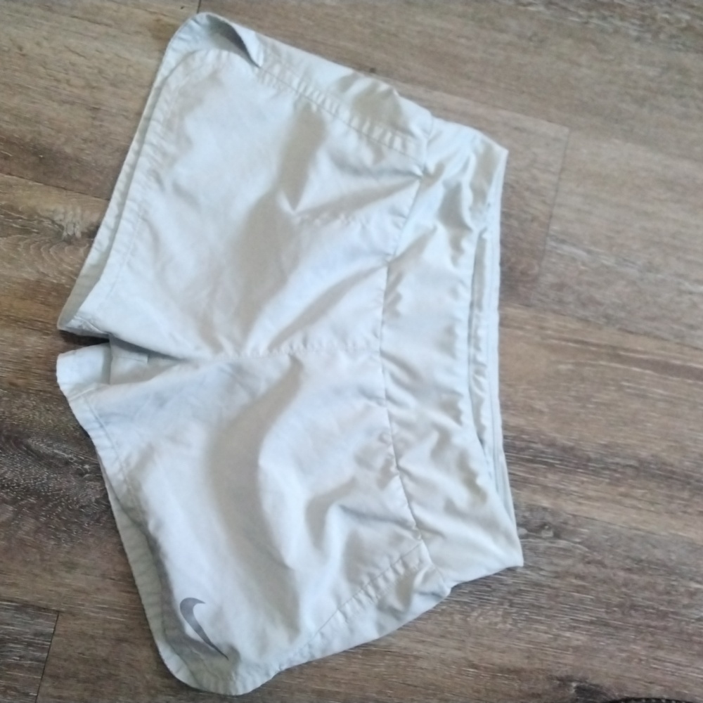 EUC: NIKE; WOMENS LIGHT GREY RUNNING SHORT w/ ATTCH. UNDER GUSSET & 3" INSEAM.